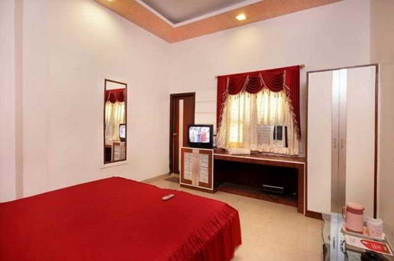 Hotel Mandakini Palace Канпур Экстерьер фото